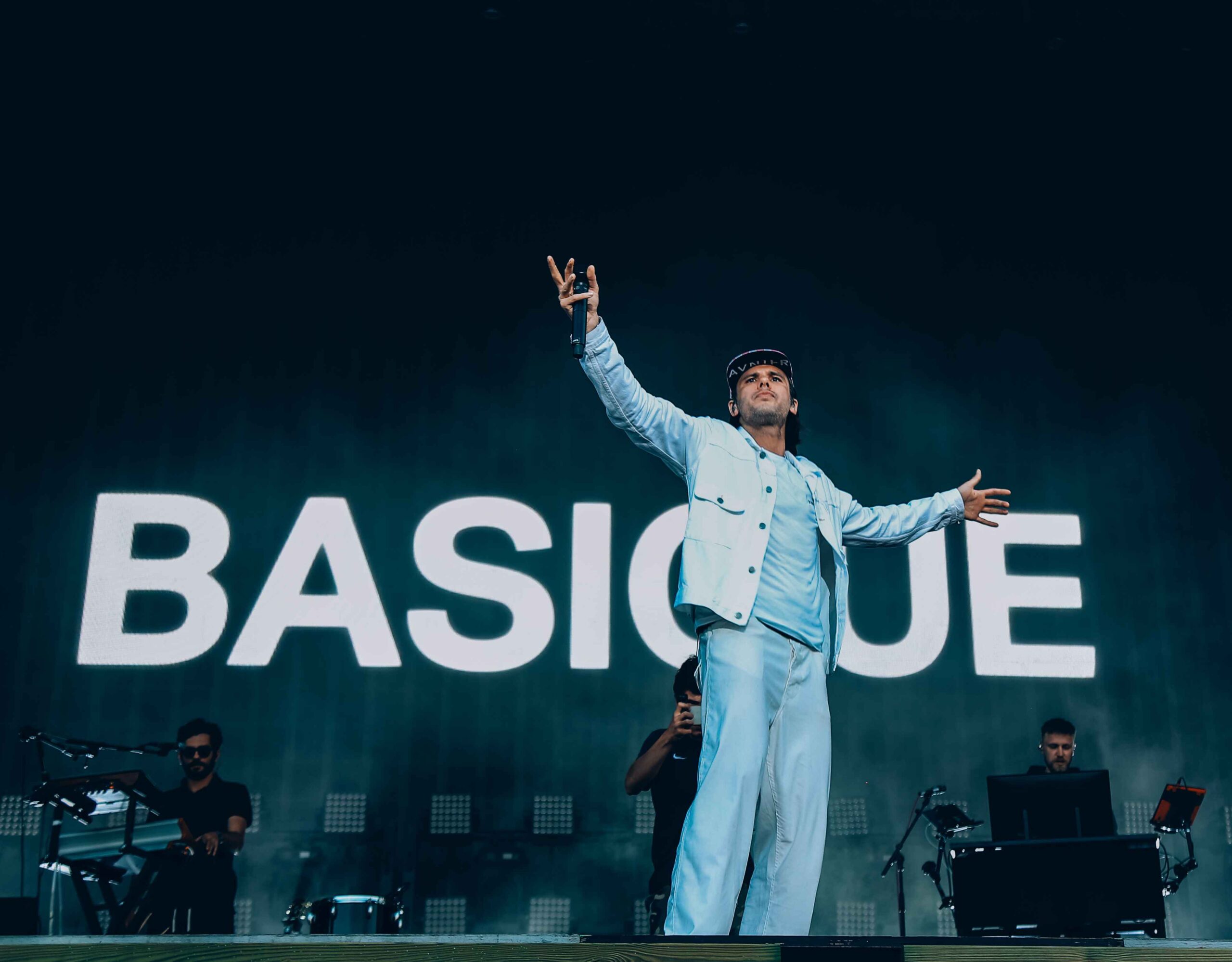 Orelsan habillé en blanc en concert sur la scene